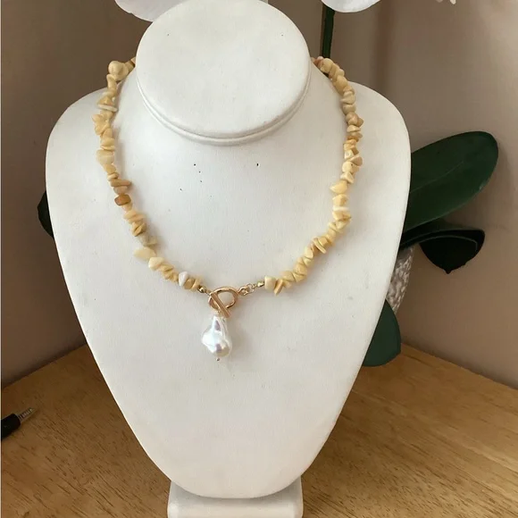 Gold and Cream Beaded Necklace with Pearl Pendant - Picture 7 of 8